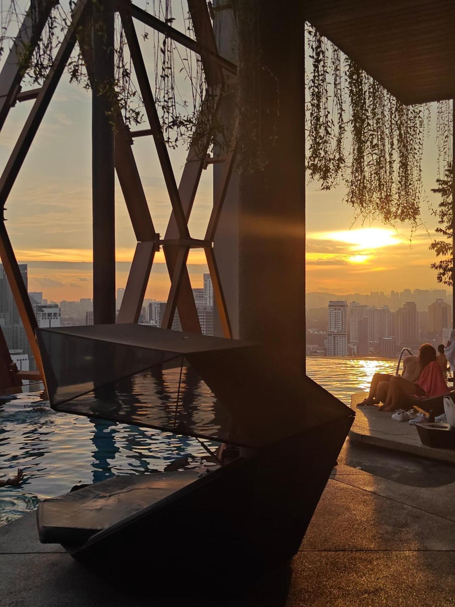Scarletz Suites Twin Tower Klcc Kuala Lumpur By Okidoki Экстерьер фото